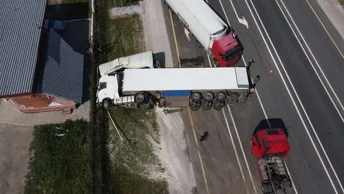 A top view of a multiple truck in a wreck to represent a case a truck accident lawyer would review.